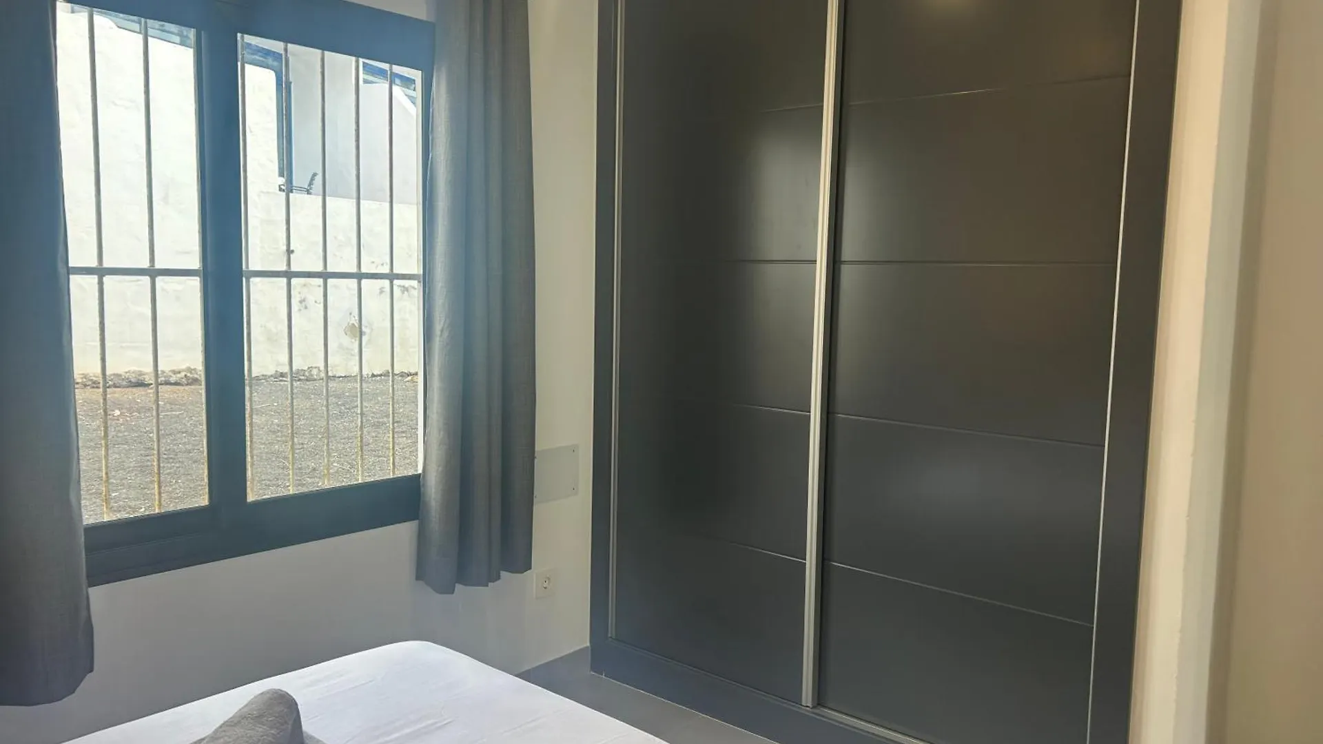 Stunning 2 Bedroom Seafront Apartment Puerto del Carmen  Španělsko