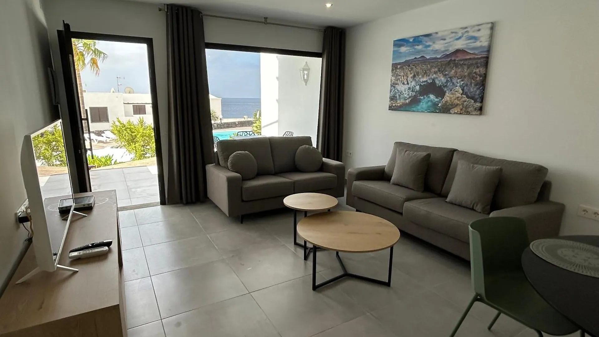 Stunning 2 Bedroom Seafront Apartment Puerto del Carmen  Puerto del Carmen (Lanzarote)